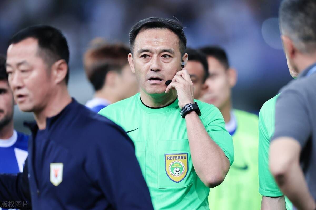 他便告别了两人，驱车直奔白金汉宫，等着把顾秋怡接上，然后去机场接顾言忠与林婉秋夫妻二人。